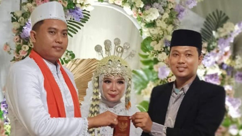 Penghulu KUA Karang Tinggi Nikah-kan Sepasang Pengantin