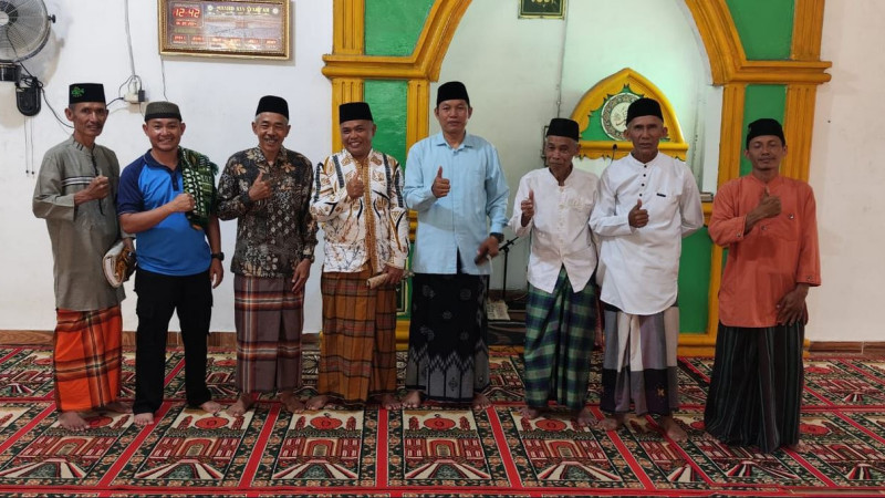 Safari Jum’at, Kepala KUA Tebat Karai Menyampaikan Khutbah di Masjid Asyariah