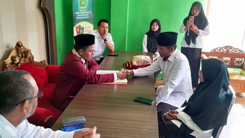 Mahasiswa PPL UIN Fatmawati Sukarno Praktik Akad Nikah di KUA Pondok Kelapa