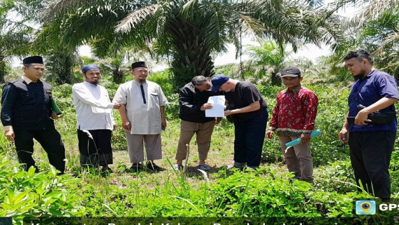 Kepala KUA Pondok Kelapa dan Staf Melakukan Pengambilan Geotag Lokasi Tanah Wakaf