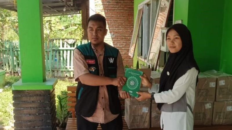 KUA Sukaraja Menerima Bantuan Al-Quran Dari BWA