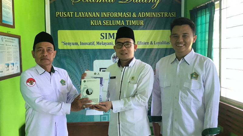 KUA Seluma Timur Terima Buku Panduan Zakat dan Wakaf KUA Seluma Timur Terima Buku Panduan Zakat dan Wakaf