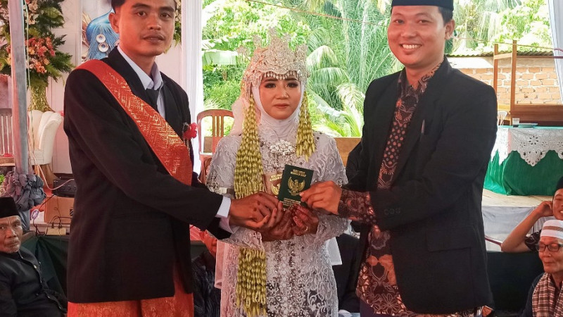 Penghulu Kua Kecamatan Karang Tinggi menjadi petugas pencatat Nikah