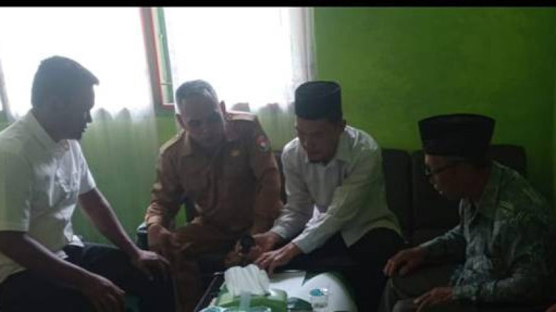 Kepala KUA Kecamatan Air Manjuto Tandatangani Akta Ikrar Wakaf Masjid Al-Hidayah