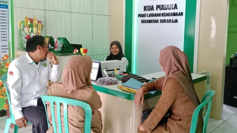 Perangkat Desa Fasilitasi Warga Urus Berkas Nikah Ke KUA Sukaraja