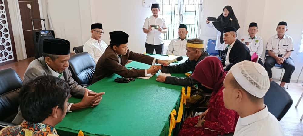 Kepala KUA Bantimurung Pimpin Prosesi Akad di Aula Pusaka KUA, Sampaikan Nasehat kepada Kedua Pasangan.
