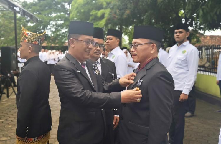 Drs. H. EM. Sapri Ende Terima Satya Lencana 30 Tahun: Syukur, Haru, dan Harapan di Masa Pengabdian    