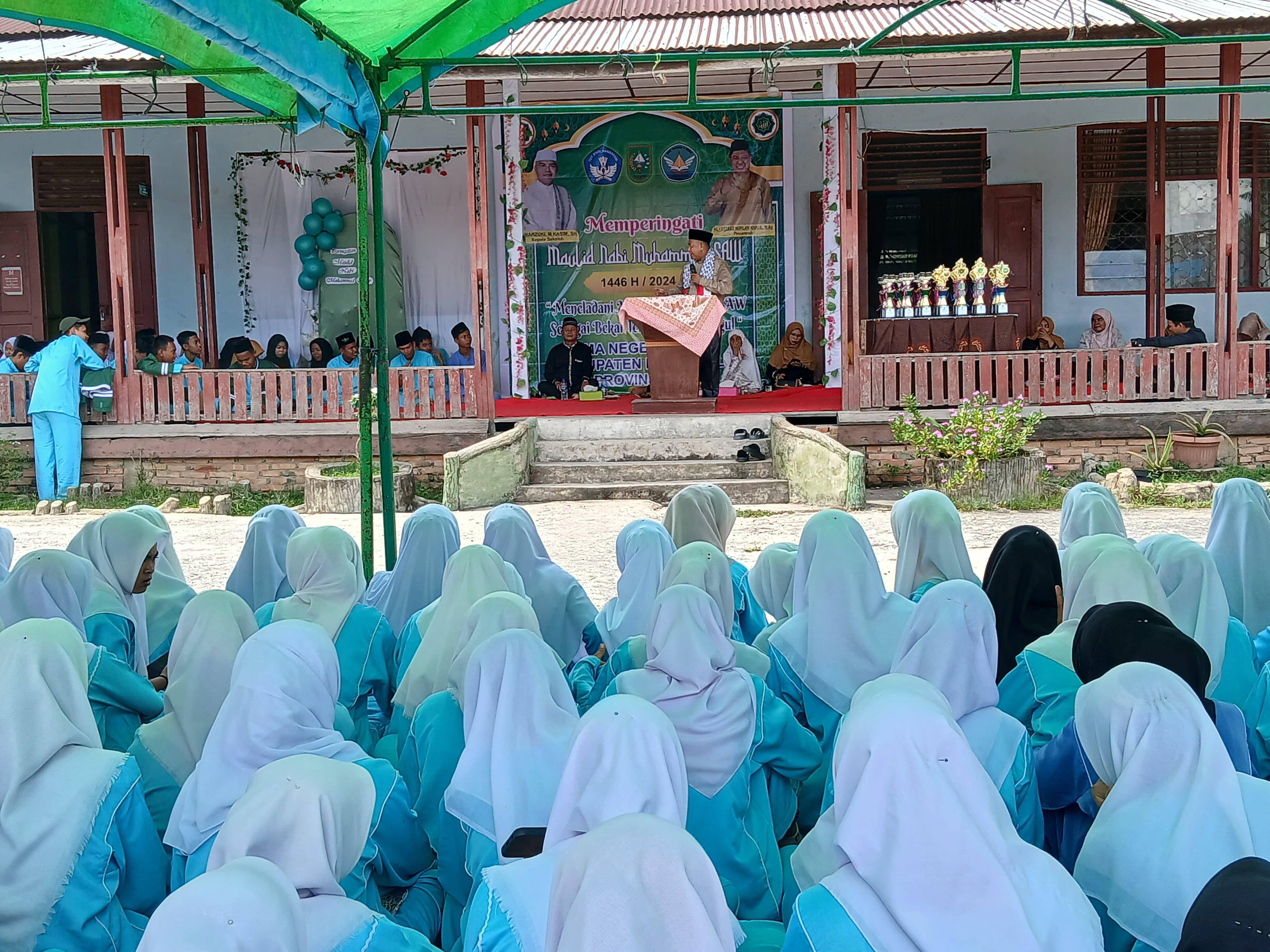 Peringati Maulid Nabi, Kepala KUA Kubu Babussalam Rohil Tekankan Pentingnya Pelajar Teladani Sifat Rasulullah