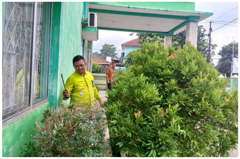 Gotong Royong KUA Labuhan Maringgai: Percantik Halaman, Antisipasi Musim Hujan