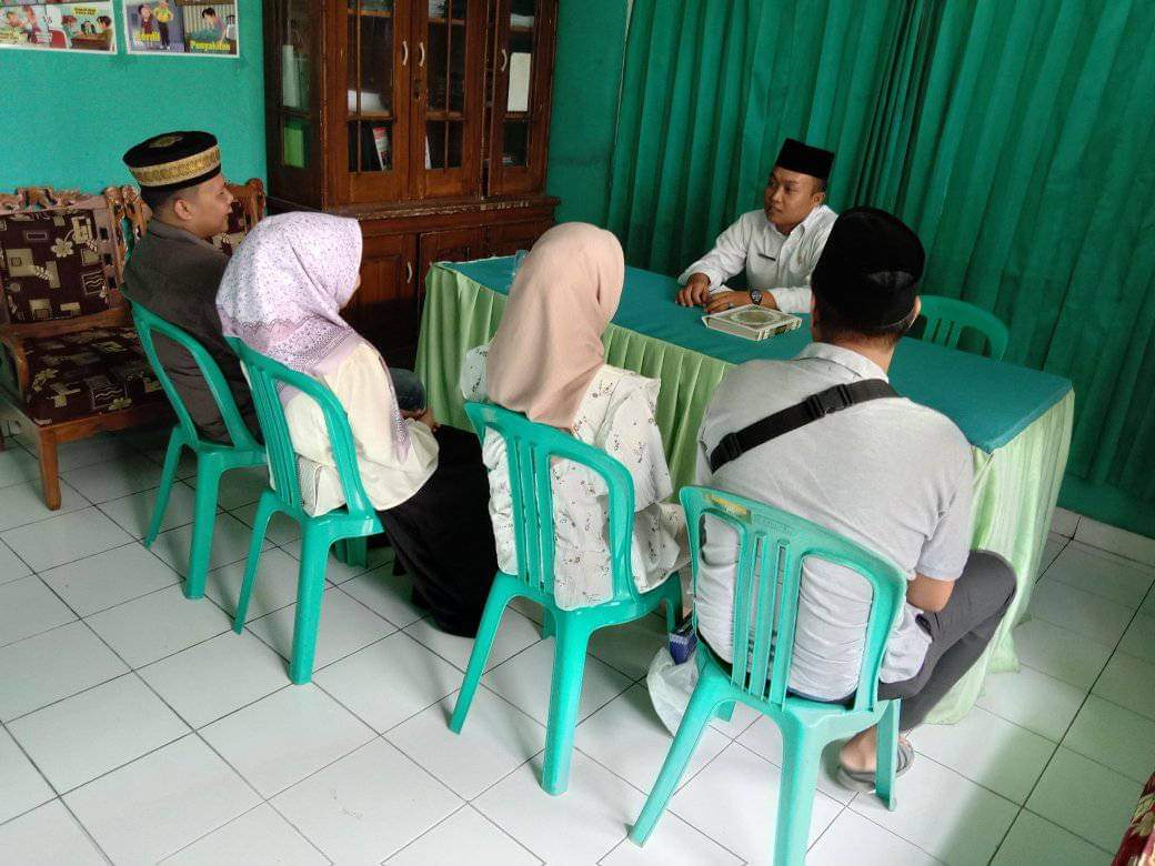 Apakah Menjadi Sebuah Kewajiban Mengumpulkan Rambut Rontok Saat Haid?