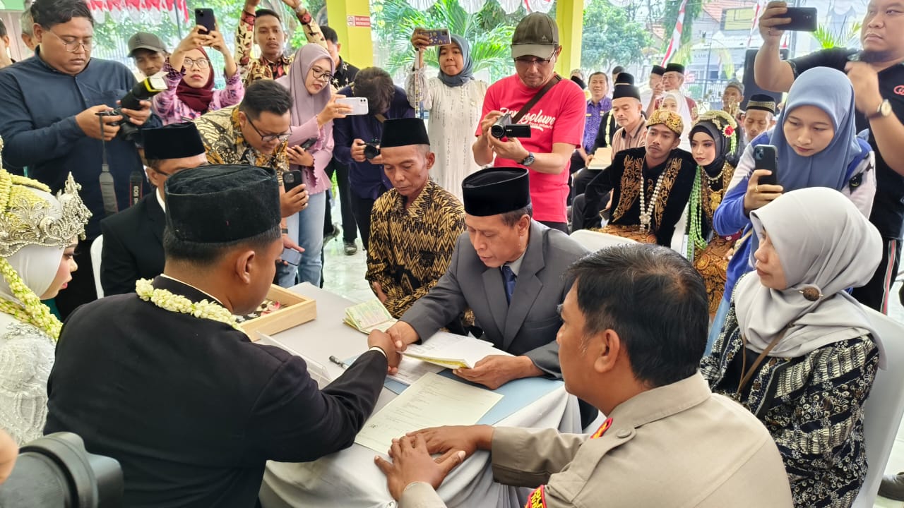 Peringati HUT RI Ke-79 KUA dan Pemerintah Kecamatan Semanding Gelar Nikah Berkah