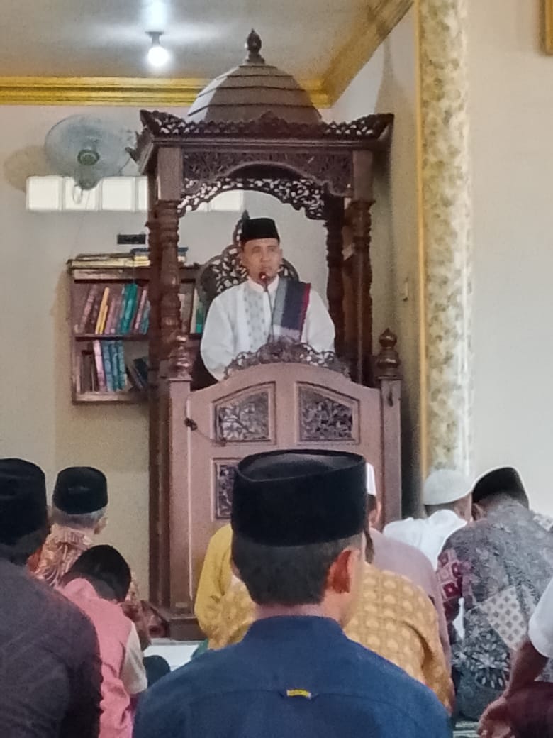 Kepala KUA Kecamatan Labuhan Ratu Menyampaikan Khutbah Jum'at Dengan Tema Menyambut Wajib Halal 2024