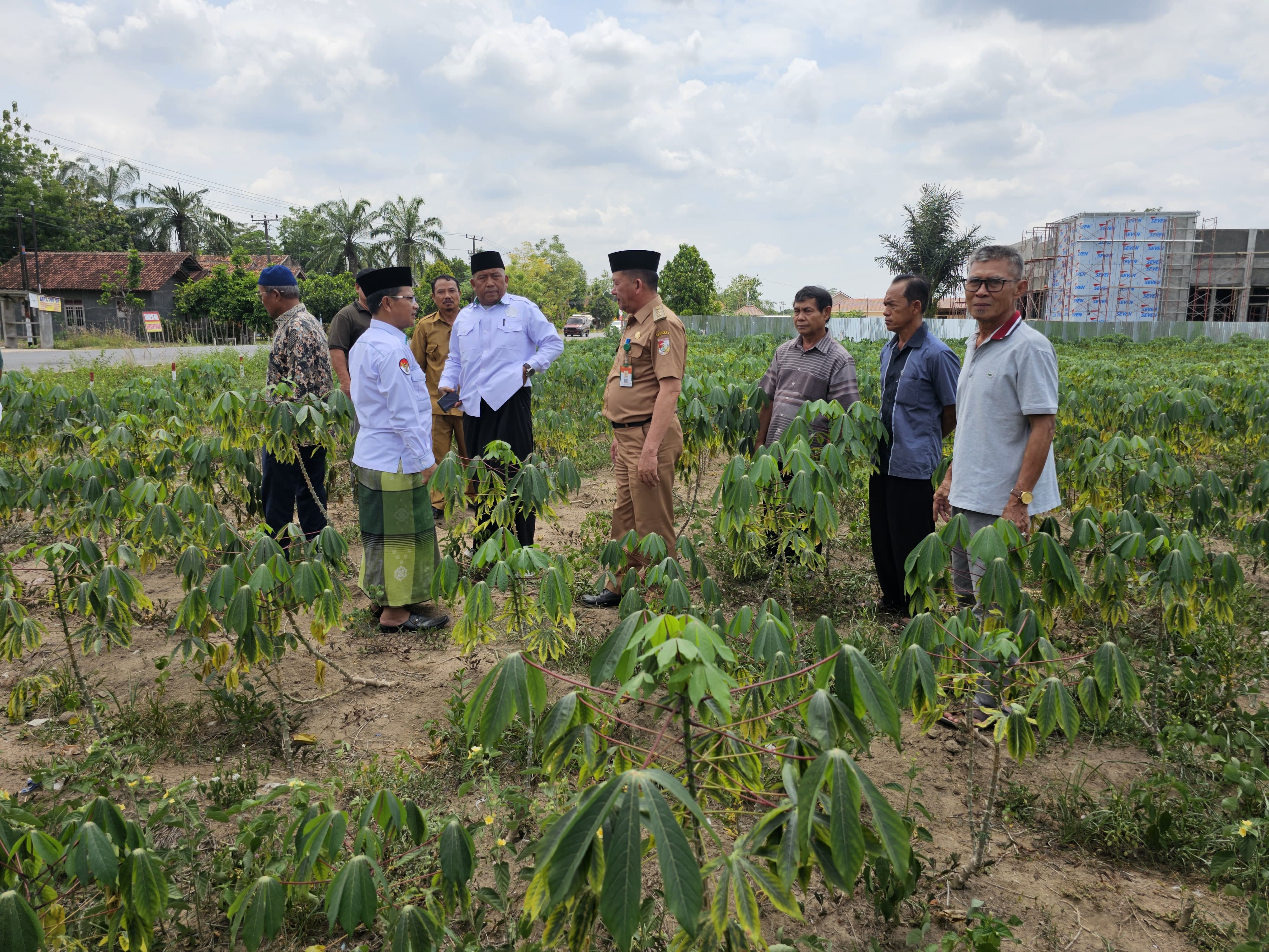 Kepala Kemenag dan Kasi Bimas Tinjau Lokasi Tanah Wakaf di Tiyuh Pulung Kencana untuk Pembangunan Masjid