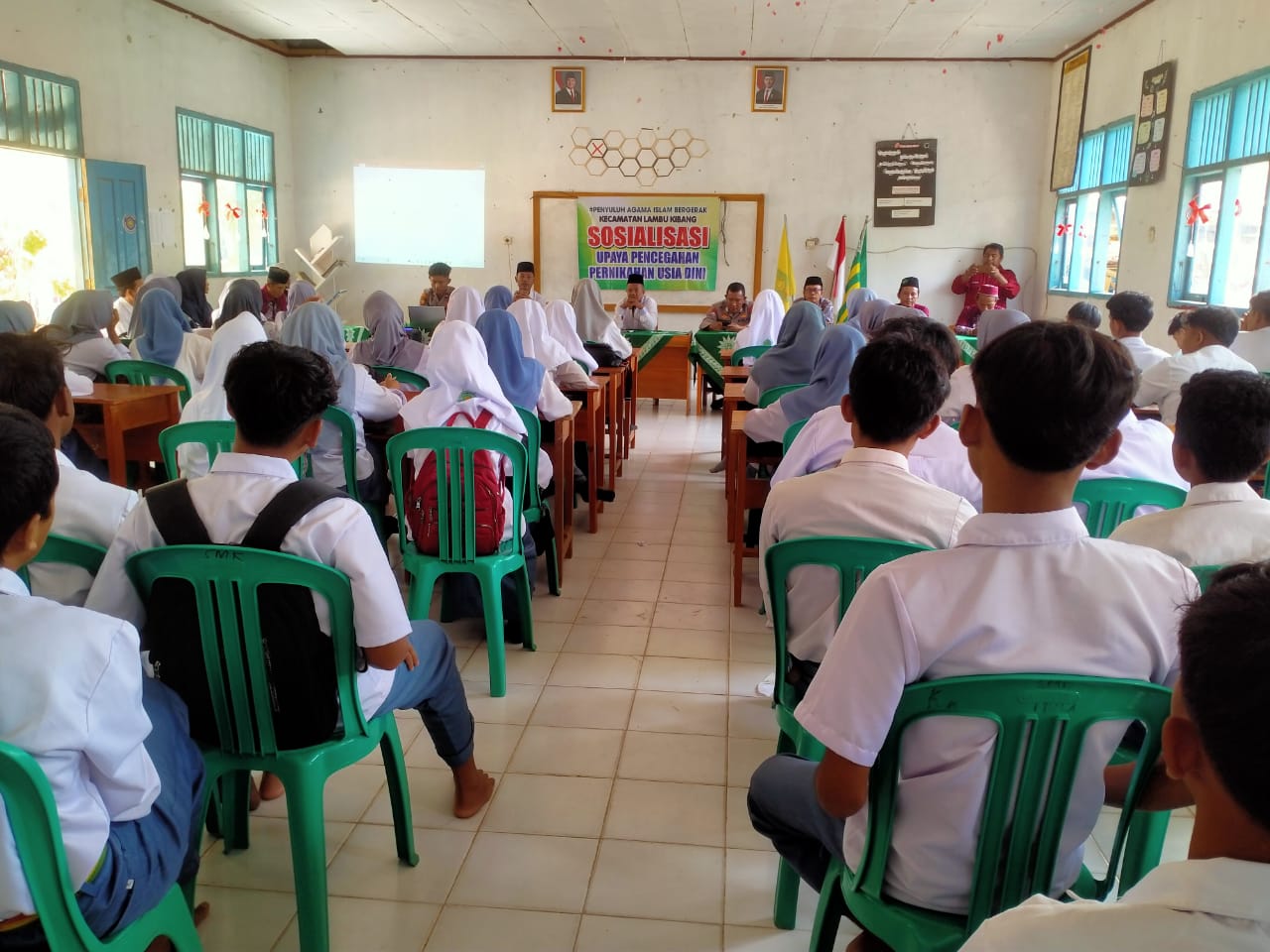 Kepala KUA Hadiri Sosialisasi Pencegahan Pernikahan Usia Dini dan Bahaya Narkoba di SMK Lambu Kibang