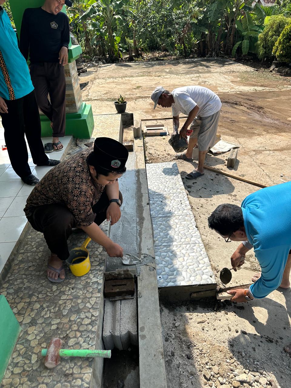 Swadaya Pembangunan Tangga Teras KUA Sekampung Udik Dipimpin Langsung oleh Kepala KUA