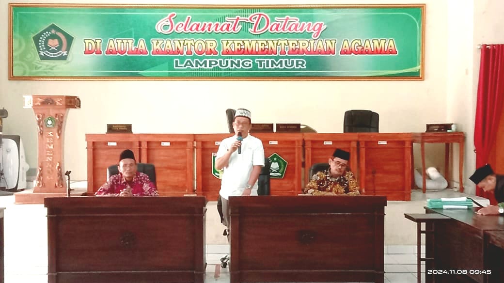 Kepala Kemenag Lampung Timur Serahkan 42 Sertifikat Tanah Wakaf