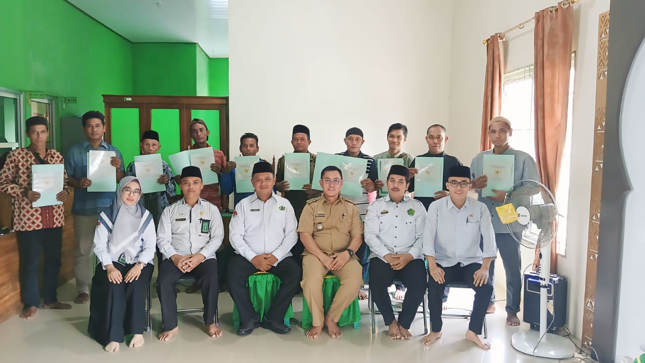 Penyerahan sertifikat tanah wakaf dari Program Pendaftaran Tanah Sistematis Lengkap (PTSL) tahun 2023 Kecamatan Labuhan Maringgai. 