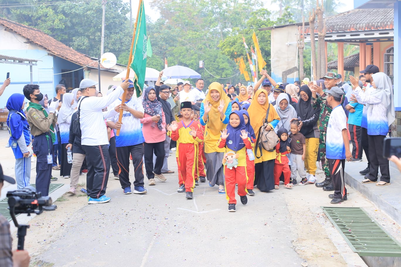 Muhson Pimpin Pelepasan Jalan Sehat Semarak Milad Muhammadiyah Ke-112 di Purbolinggo 