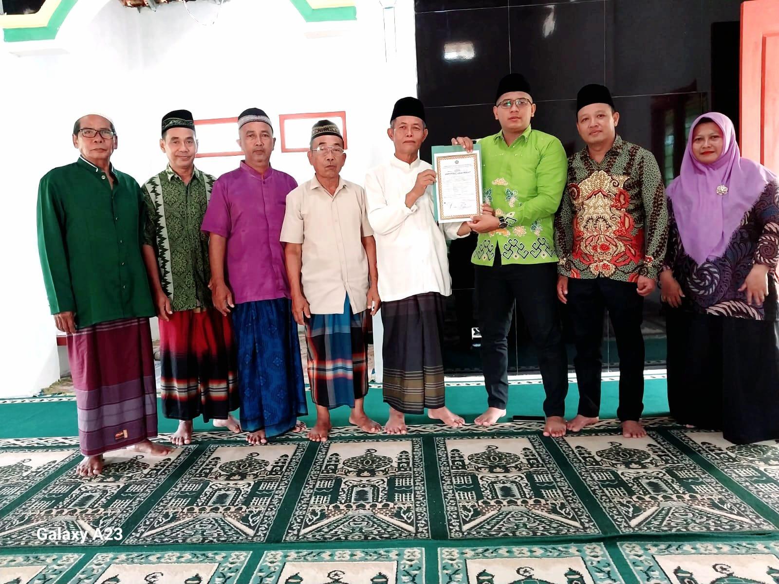 Kiblat Akurat, Ibadah Khusyuk: KUA Sekampung Udik Serahkan Sertifikat Kalibrasi Arah Kiblat