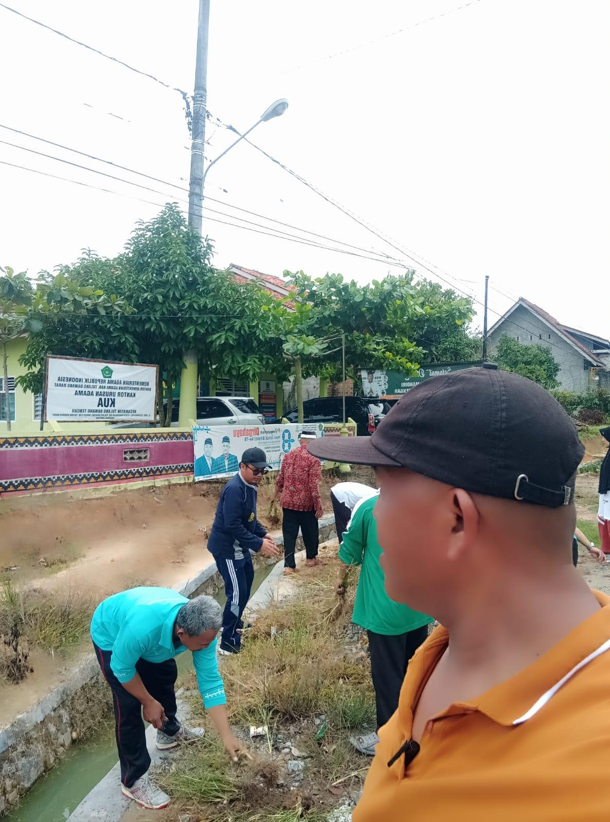 KUA Tulang Bawang Tengah Gelar Gotong Royong Bersihkan Lingkungan Kantor