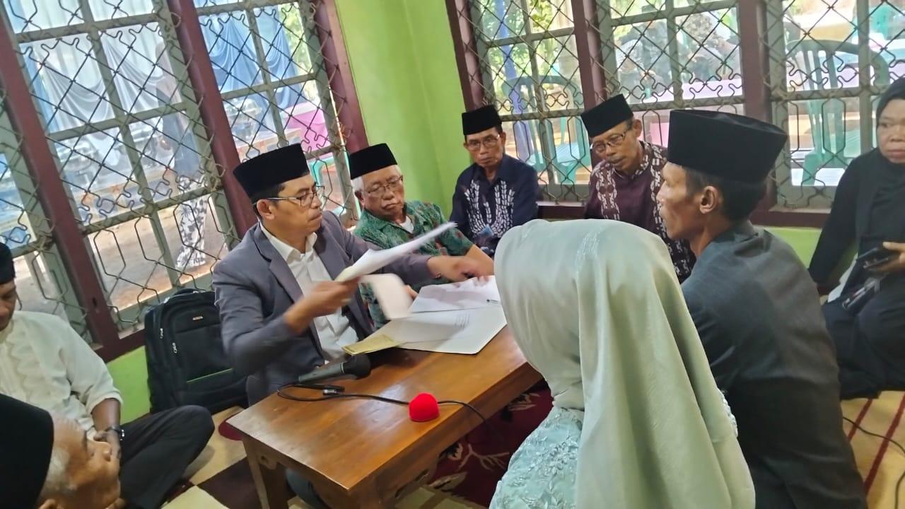 Penghulu KUA Sekampung Udik Resmikan Ikatan Cinta Muryono dan Muryanti