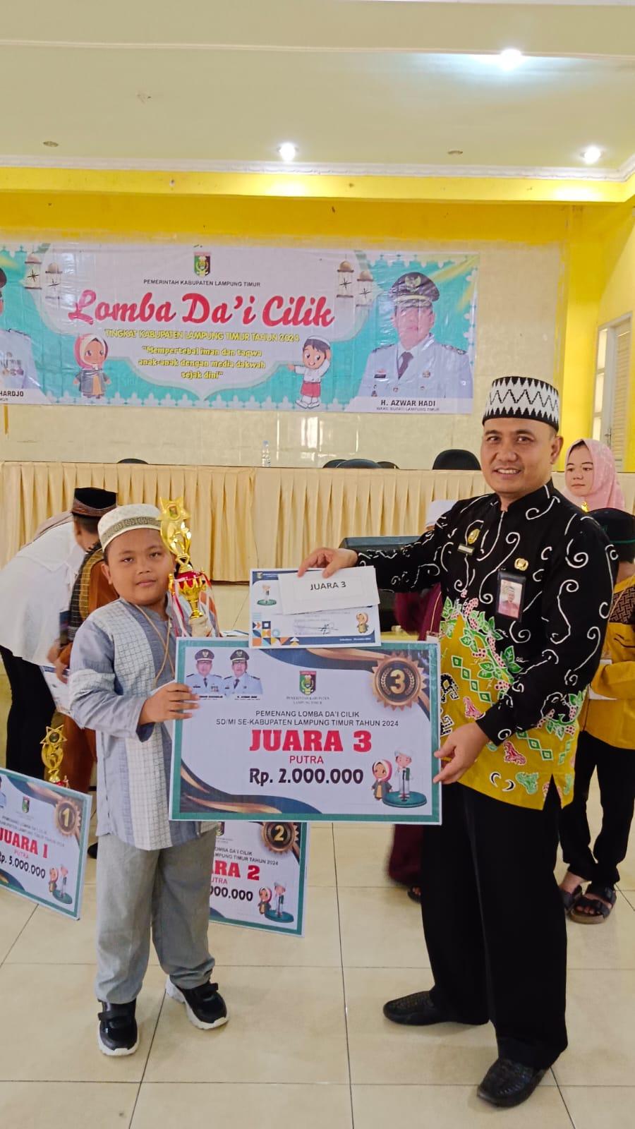 Kepala KUA Labuhan Ratu Serahkan Piala kepada Para Juara Lomba Da'i Cilik Lampung Timur 2024