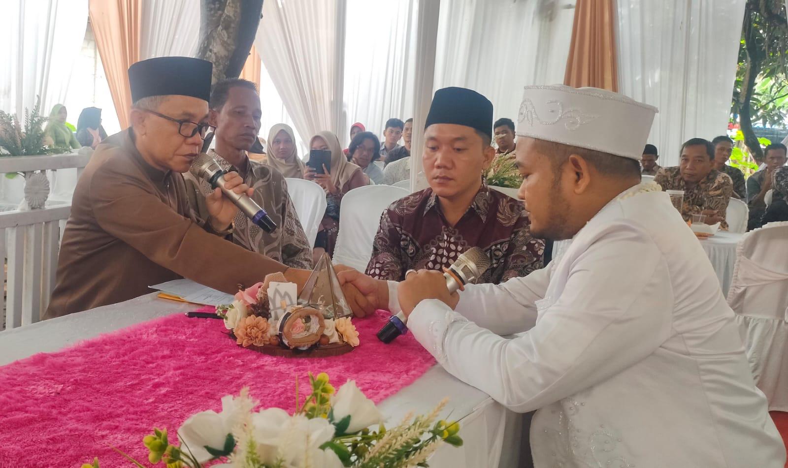 Riyadi dan Ana: Dua Hati Bersatu di KUA Purbolinggo