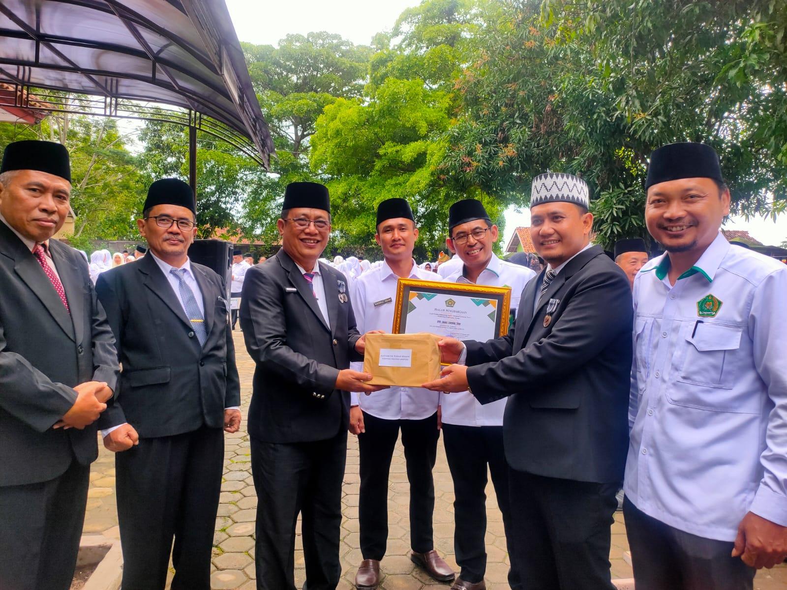 Indrajaya Serahkan Penghargaan kepada APRI Lampung Timur atas Prestasi Nasional