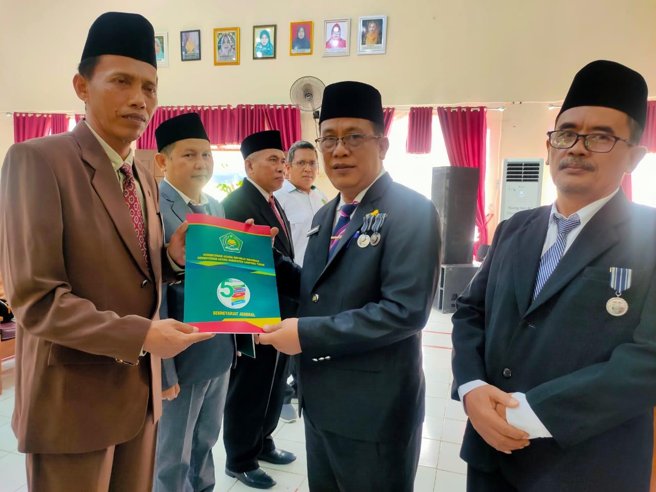 Kepala Kemenag Lampung Timur Serahkan DIPA 2025 kepada Unit Satker