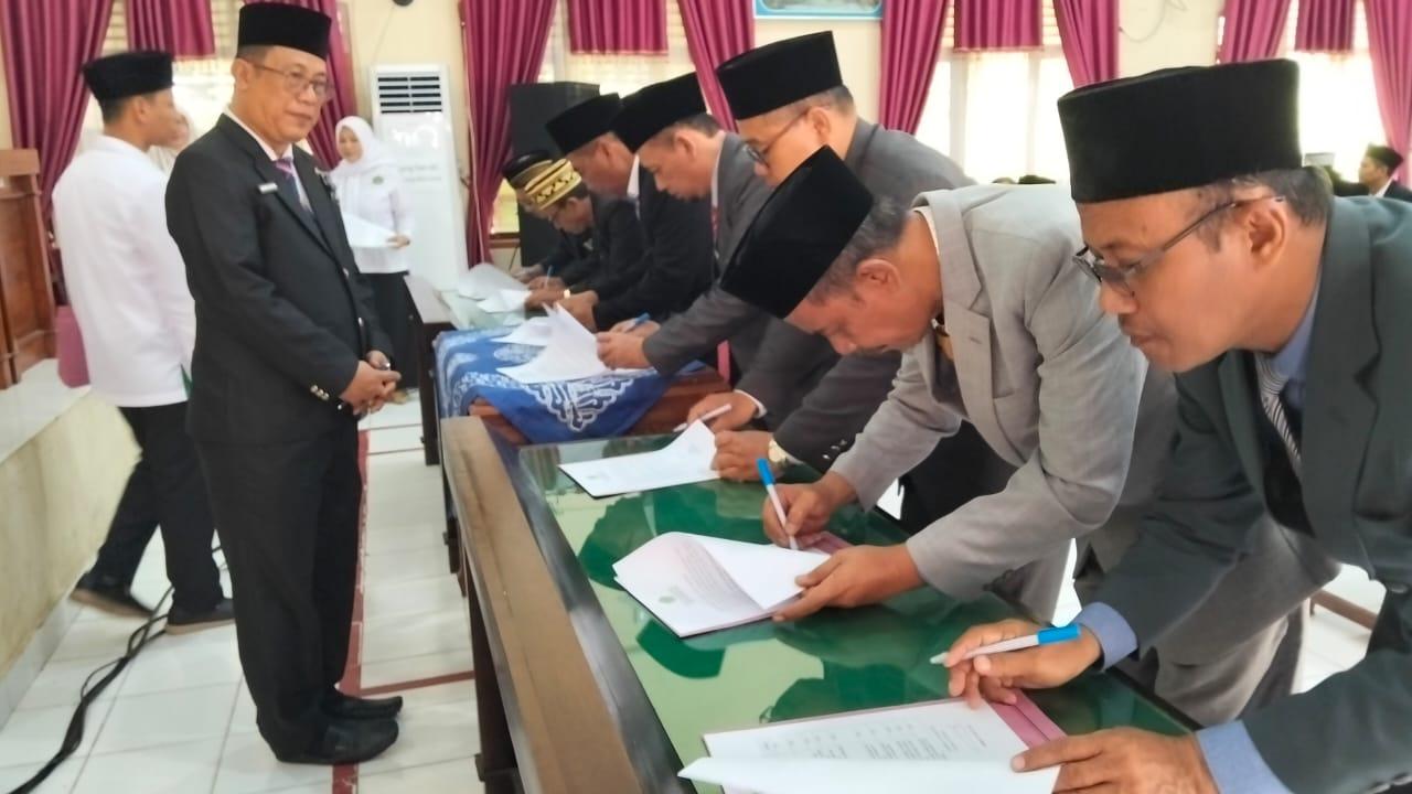 Kepala KUA Braja Selebah Tandatangani Pakta Integritas