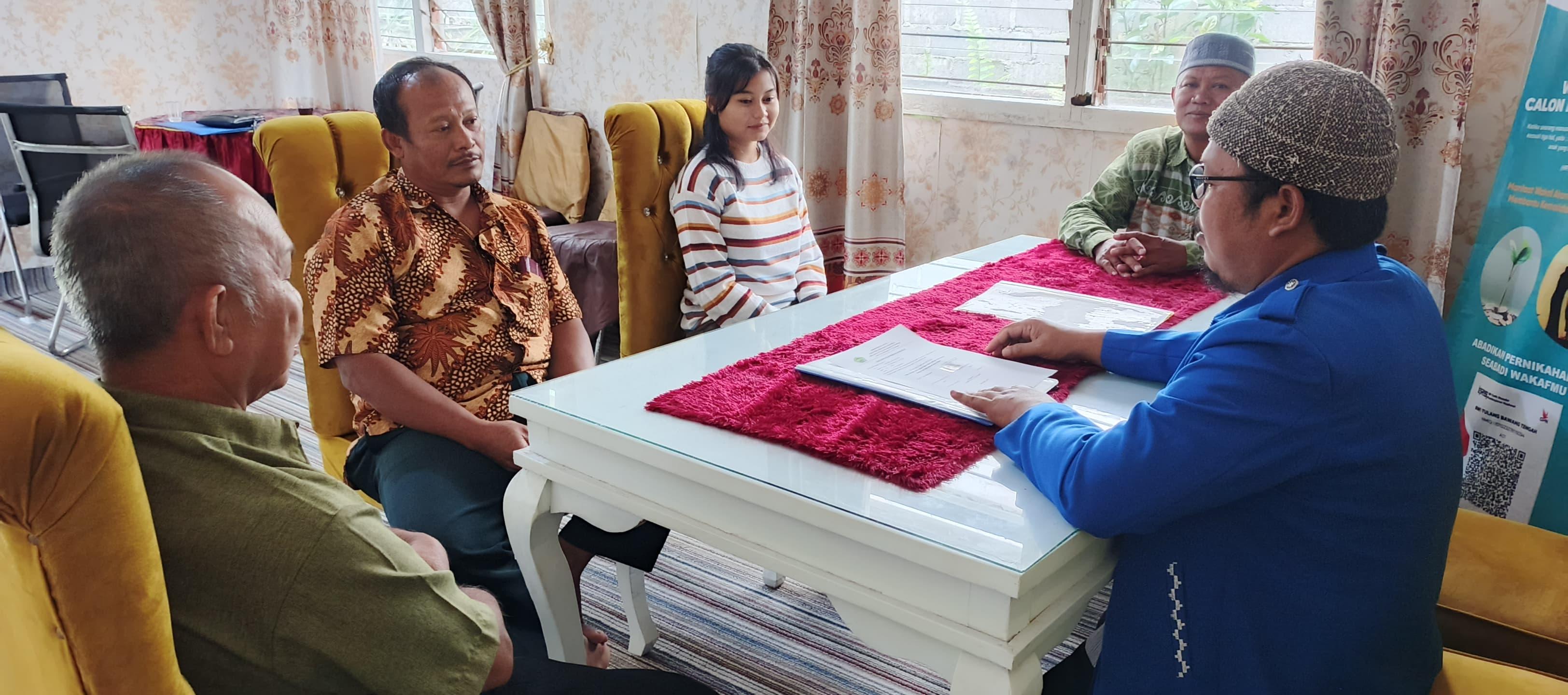 Penghulu KUA Tulang Bawang Tengah Membimbing Prosesi Pengucapan Syahadat Seorang Mualaf