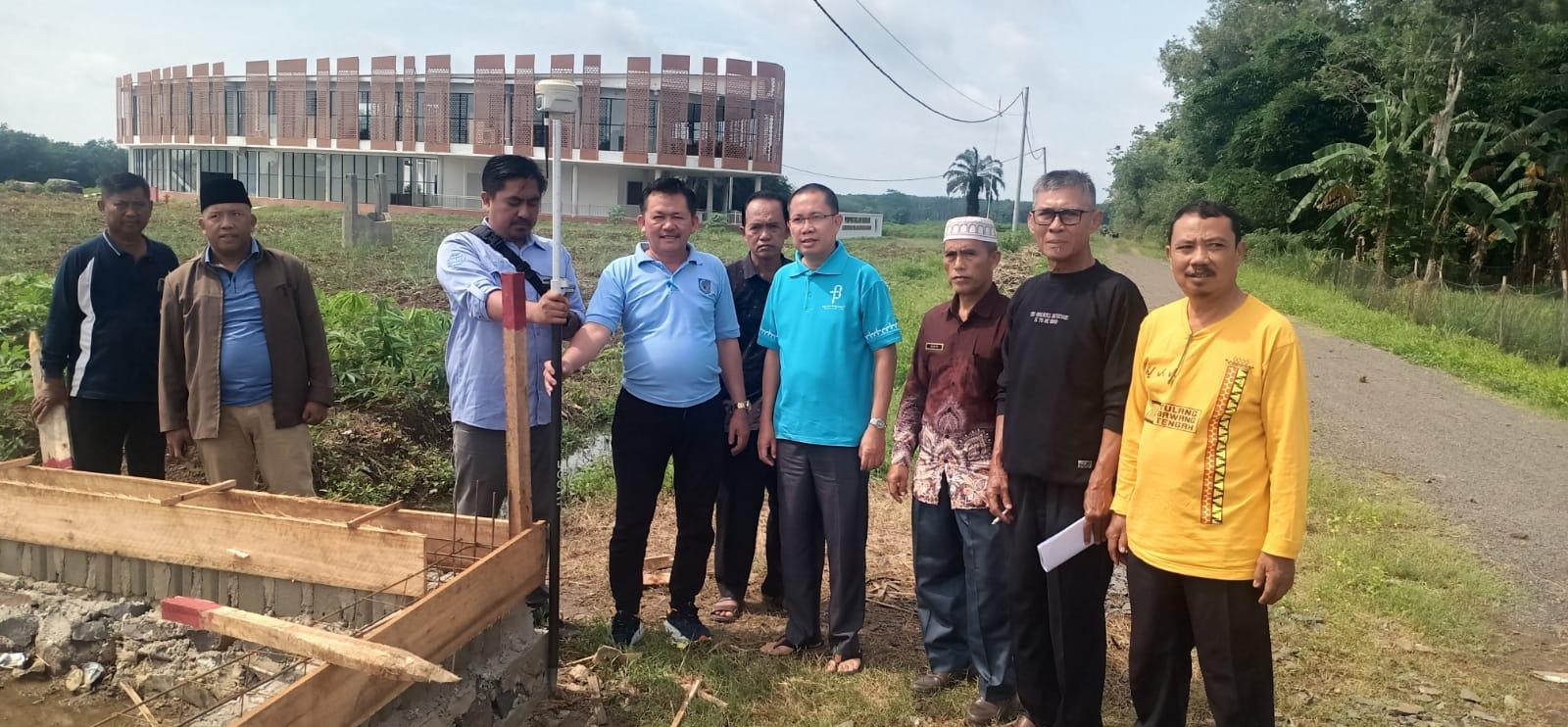 Kepala KUA Tulang Bawang Tengah Hadiri Pengukuran Tanah Wakaf oleh BPN di Tiyuh Pulung Kencana