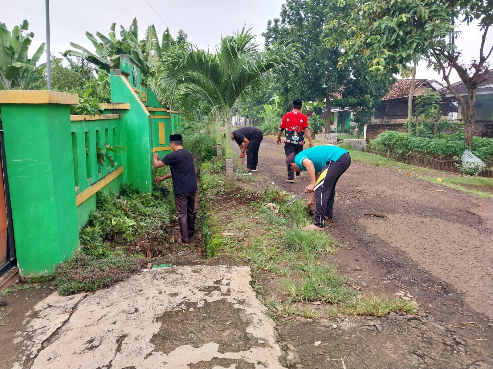 KUA Sekampung Udik: Kolaborasi Bersih-Bersih untuk Lingkungan Asri  