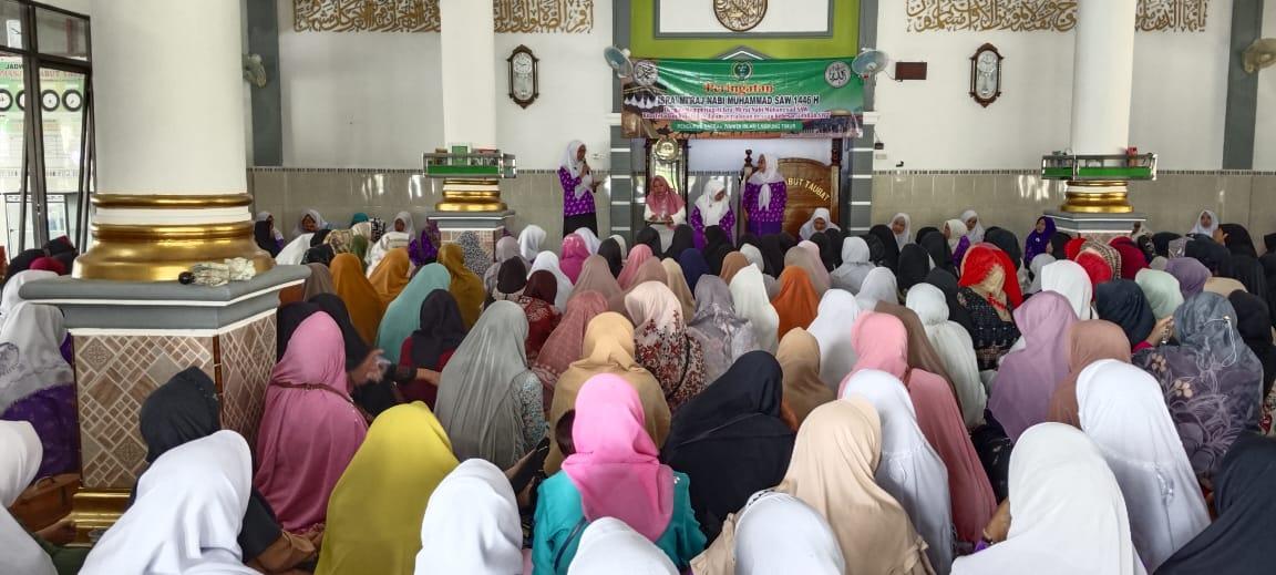 Penyuluh Agama KUA Sukadana Jadi MC di Pengajian Akbar Wanita Islam