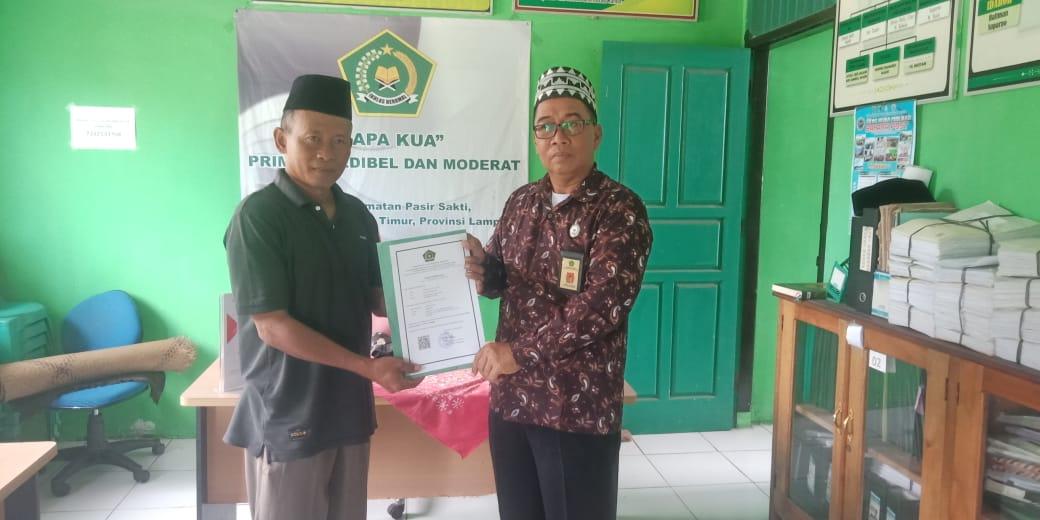 Resmi Terdaftar, Masjid Darunnajah Terima SKT dari KUA Pasir Sakti