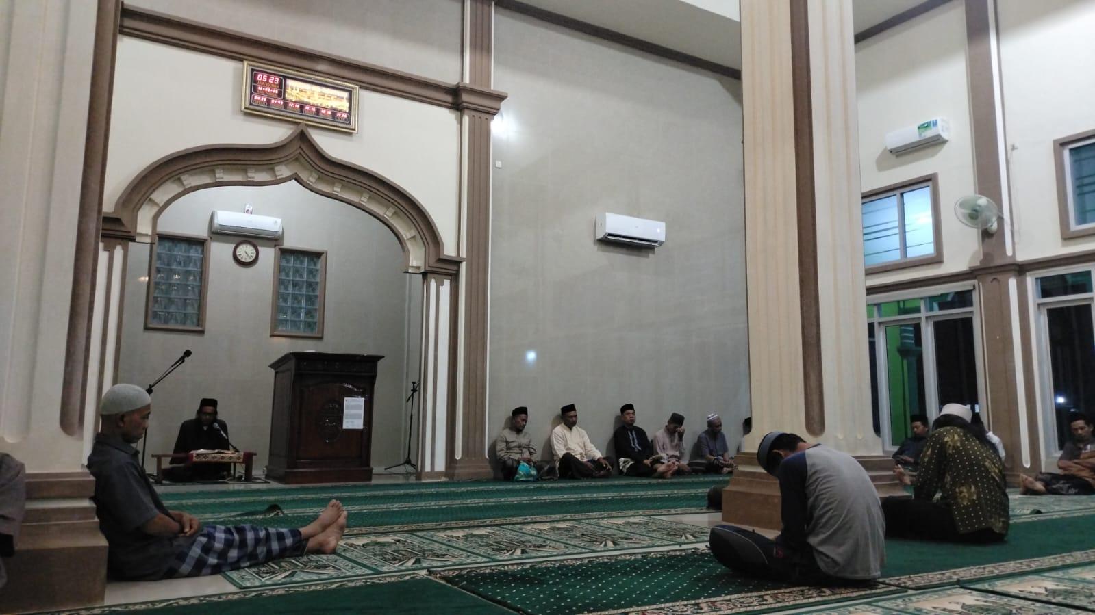 Penghulu KUA Sekampung Udik H. Kasbolah, M.Pd., Berikan Materi Safari Ramadhan di Masjid Babul Khoir: Keutamaan Shalawat sebagai Kunci Kemudahan Hidup