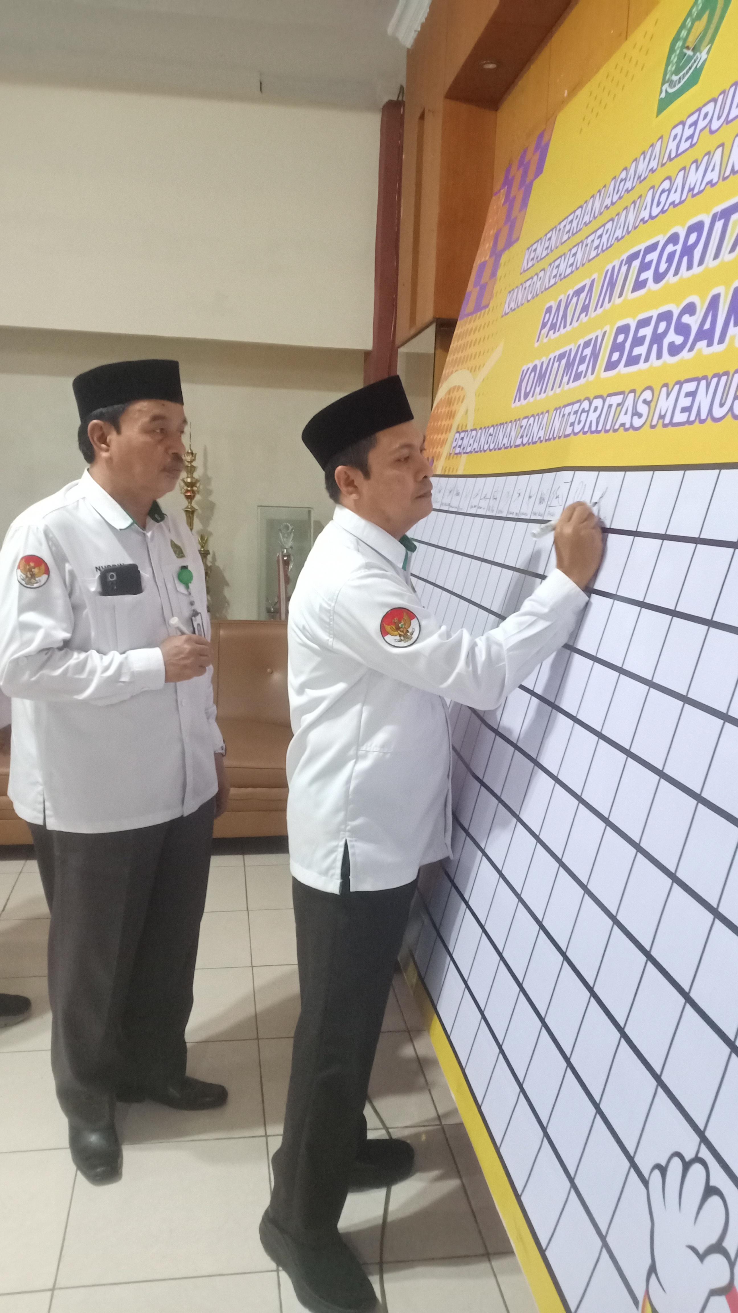 ASN Kemenag Kota Makassar Tandatangani Pakta Integritas Menuju WBK dan WBBM