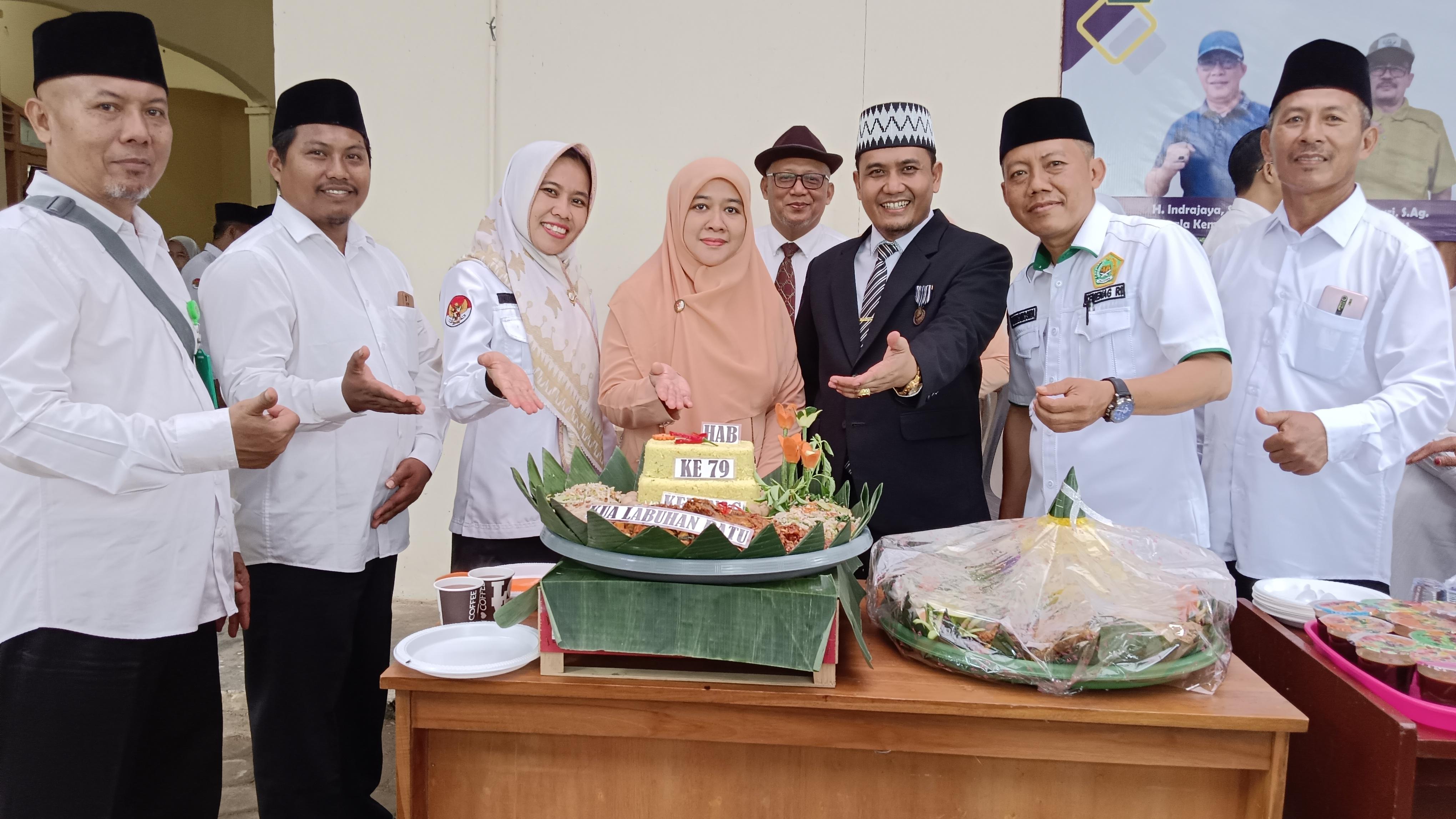 Berpartisipasi dalam Resepsi HAB Kemenag  ke-79  Keluarga KUA Labuhan Ratu suguhkan Nasi Tumpeng