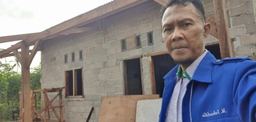 Kepala KUA Batanghari Nuban Pantau Progres Pembangunan Bedah Rumah ibu Juritah