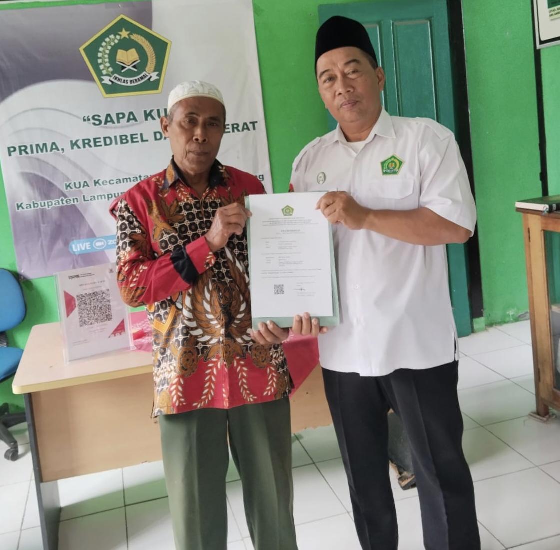 Kepala KUA Pasir Sakti Serahkan SKT Masjid Miftahul Huda