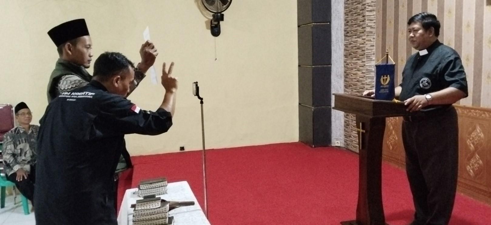 Toleransi Lintas Iman Terukir: KUA Mandiraja Shooting Film Moderasi Beragama di Gereja Somawangi