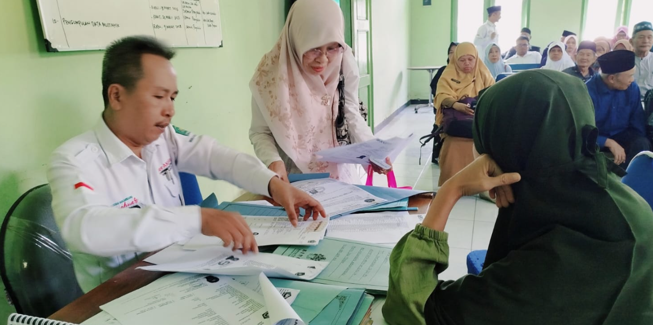 Langkah Awal Menuju Tanah Suci : KUA Purwanegara Lakukan Verifikasi dan Pembinaan Calon Jemaah Haji
