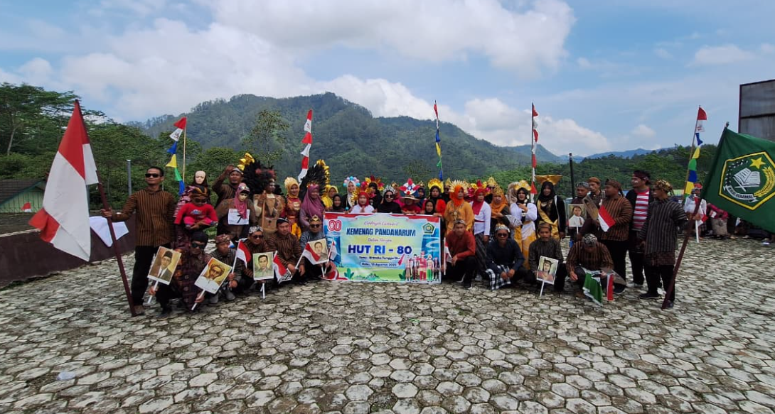 Kolaborasi Pegawai Kemenag se-Kecamatan Pandanarum Tampil Memukau di Karnaval HUT RI ke-80