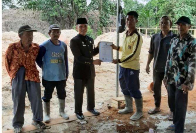 KUA Labuhan Maringgai Serahkan SKT Masjid Al-Amin Srigading