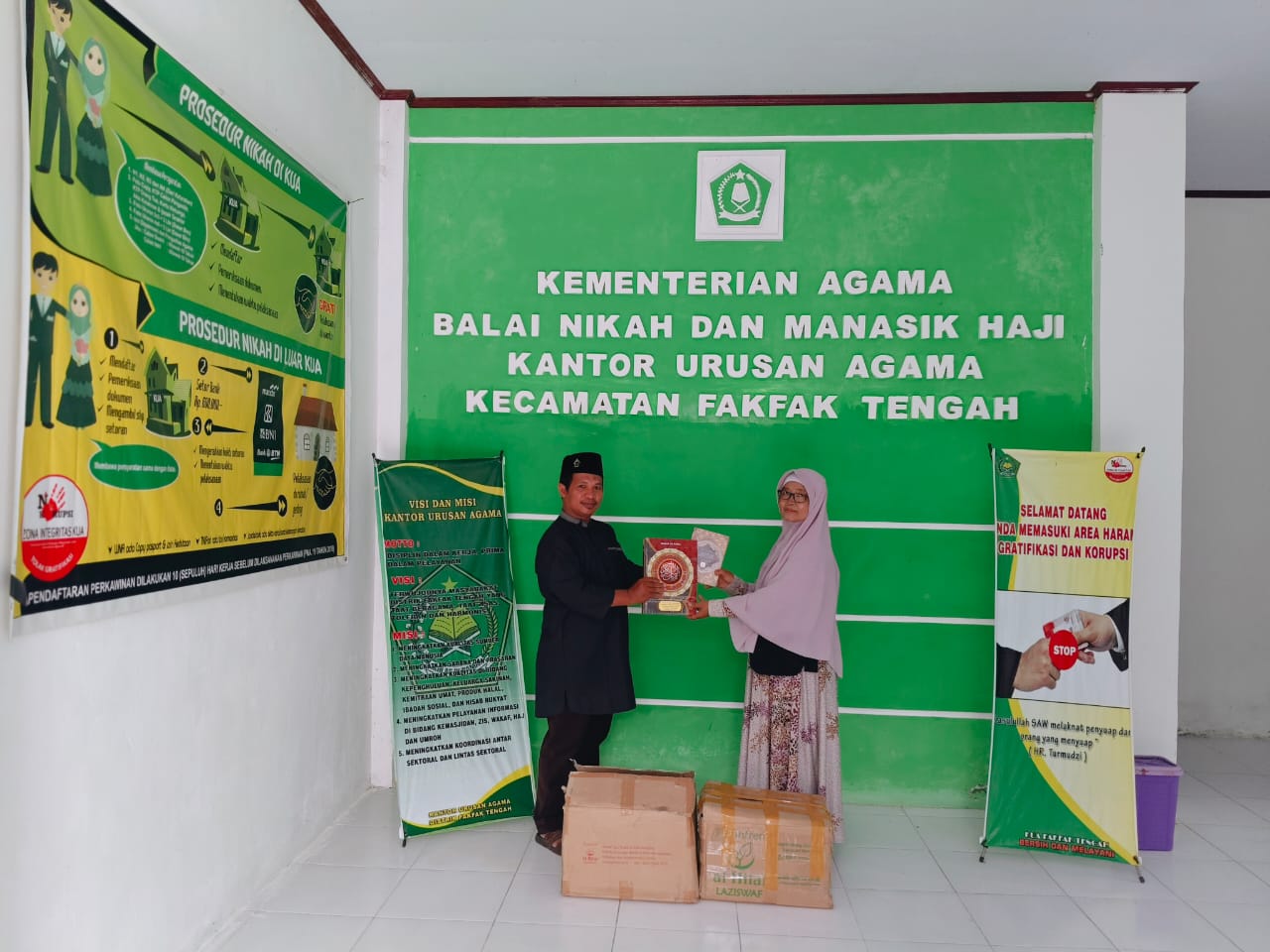 BKMT Distrik Fakfak Tengah Menerima Bantuan Al-Qu'ran dari KUA