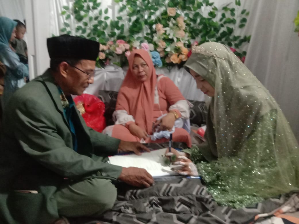 Kepala KUA Simbang Memimpin Penandatanganan Akta Nikah 