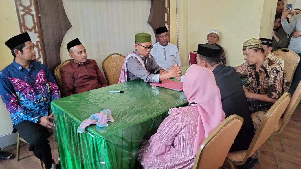 Wujudkan Ikatan Suci, Sepasang Catin Menikah di KUA Tanralili