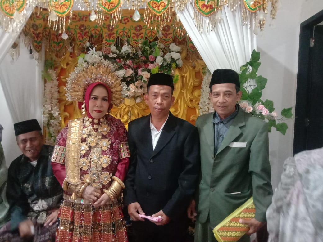 Sah!! Suara lantang kedua saksi menggema menghantarkan pasangan pengantin.