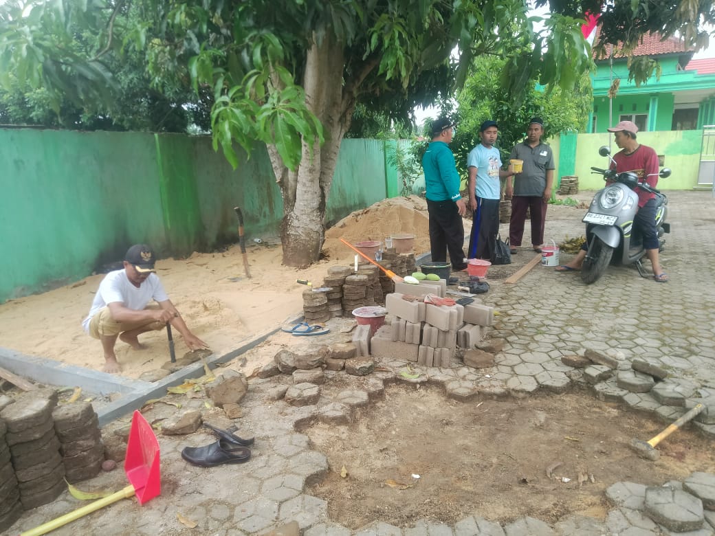 Kepala KUA Jabung, Imron Rosyadi, S.Sos.I, M.H., Pimpin Perbaikan Taman dan Halaman KUA Jabung