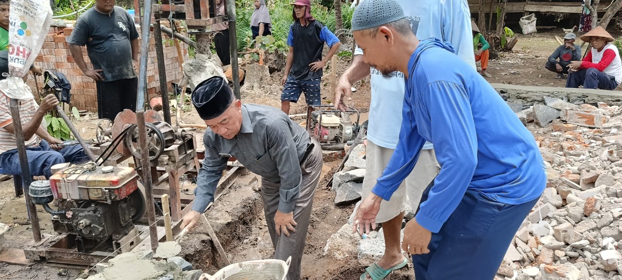 Komitmen Bangun Spiritualitas, Kepala KUA Sekampung Hadiri Peletakan Batu Pertama Mushola Solahudin